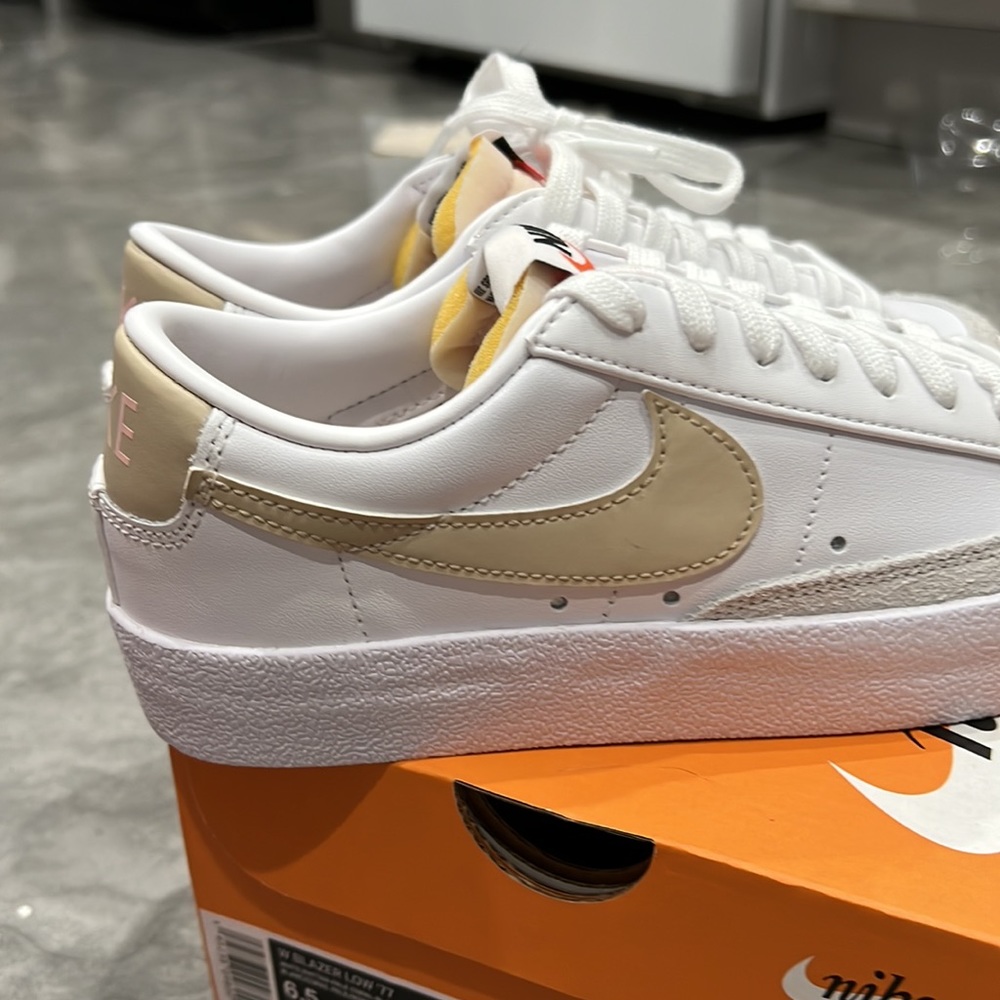 NWB Nike women blazer low ‘77 white/ rattan pale coral size 6.5 - Picture 9 of 9